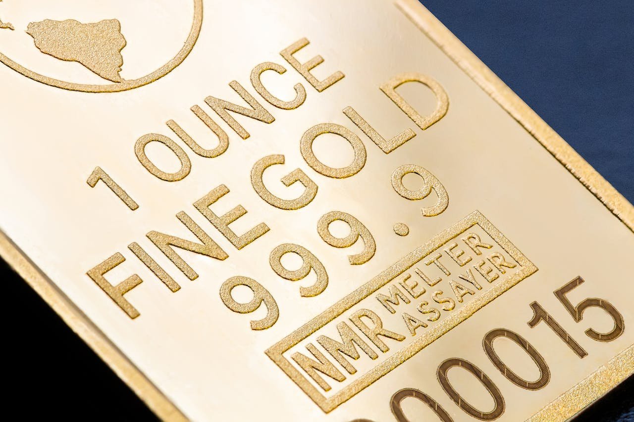 about-02 Detailed close-up of a 1 ounce fine gold bar with inscriptions, ideal for finance and investment themes.